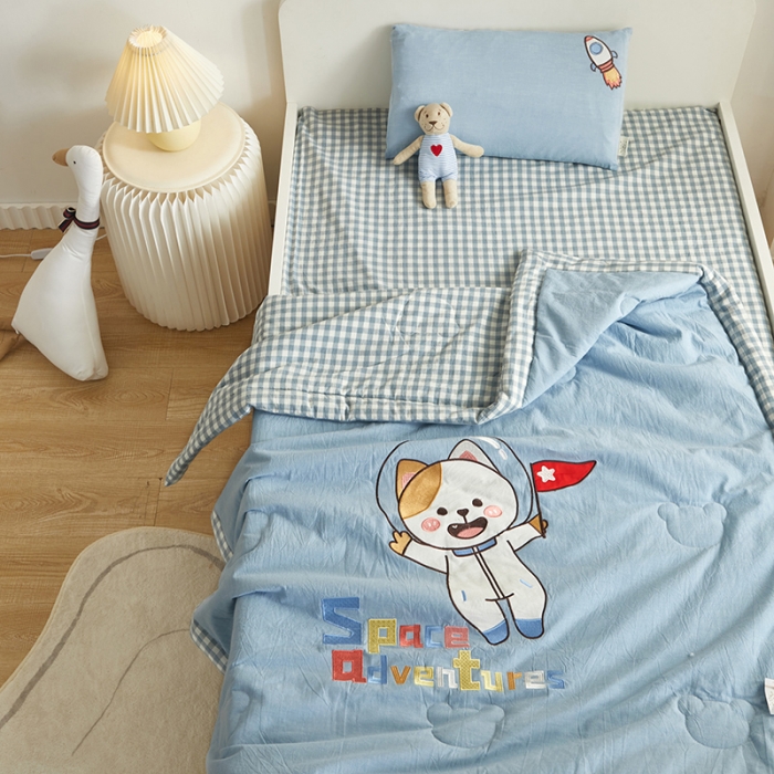 91家纺网 家纺一手货源 找家纺 荷马之梦 童梦系列—儿童A类全棉色织水洗棉绣花夏被 太空喵