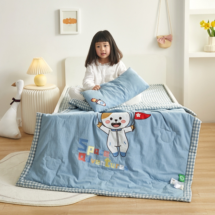 91家纺网 家纺一手货源 找家纺 荷马之梦 童梦系列—儿童A类全棉色织水洗棉绣花夏被 太空喵