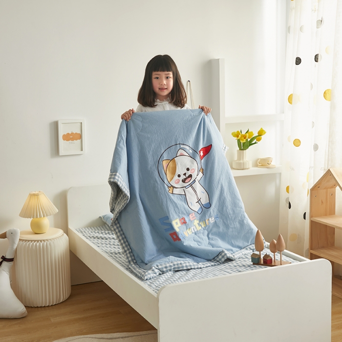 91家纺网 家纺一手货源 找家纺 荷马之梦 童梦系列—儿童A类全棉色织水洗棉绣花夏被 太空喵