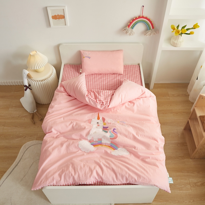 91家纺网 家纺一手货源 找家纺 （总）A类全棉纯棉色织水洗棉绣花儿童三件套幼儿园午睡（童梦）