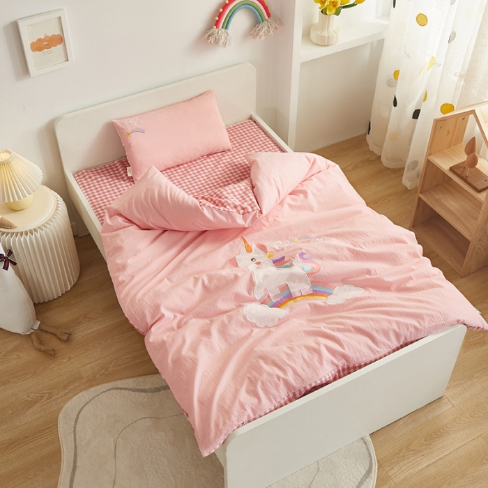 91家纺网 家纺一手货源 找家纺 （总）A类全棉纯棉色织水洗棉绣花儿童三件套幼儿园午睡（童梦）