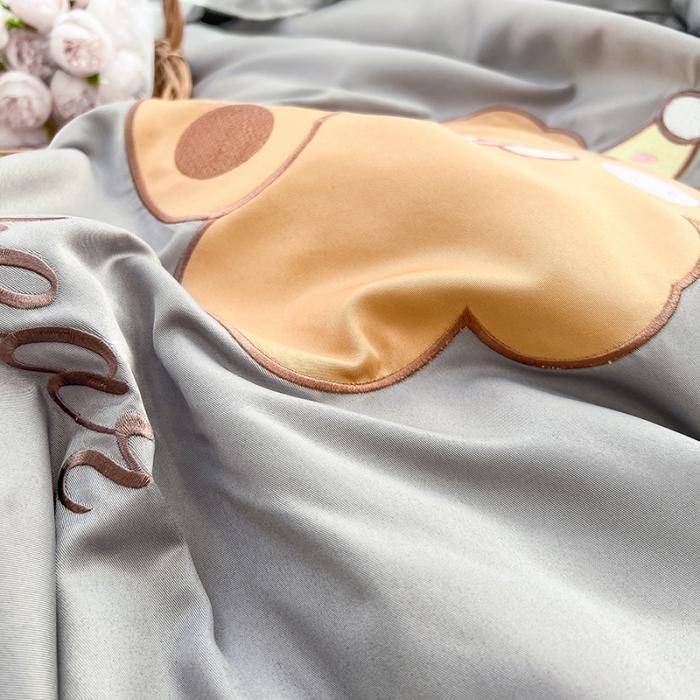 91家纺网 家纺一手货源 找家纺 沐慕 22新款水洗真丝刺绣花边四件套 可爱小熊-灰色