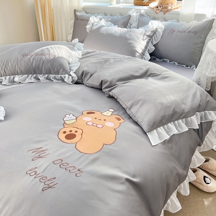 91家纺网 家纺一手货源 找家纺 沐慕 22新款水洗真丝刺绣花边四件套 可爱小熊-灰色