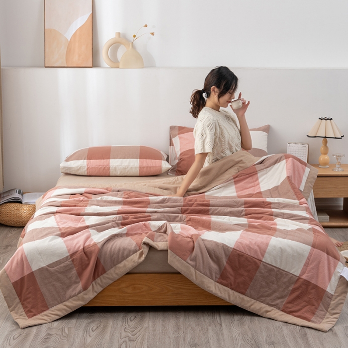 91家纺网 家纺一手货源 找家纺 全棉色织水洗棉花夏被四件套纯棉空调被夏凉被粉大格