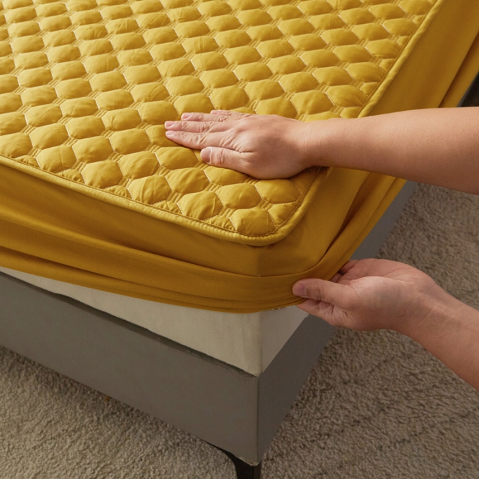 91家纺网 家纺一手货源 找家纺 给笠 2023新款亲肤磨毛夹棉床笠 小格姜黄