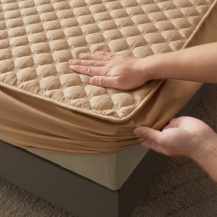 91家纺网 家纺一手货源 找家纺 给笠 2023新款亲肤磨毛夹棉床笠 小格驼色