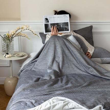 91家纺网 家纺一手货源 找家纺 寐眠 2022新款冰丝凉感大豆夏被 深灰白细条