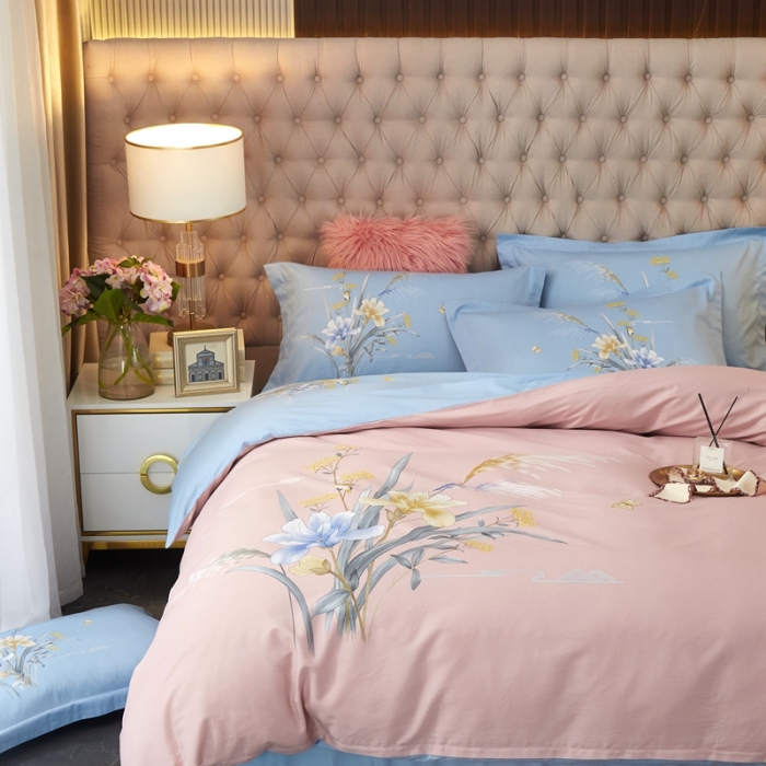 91家纺网 家纺一手货源 找家纺 金纱玉纺2022新款全棉大版印花13372四件套风和日丽-粉