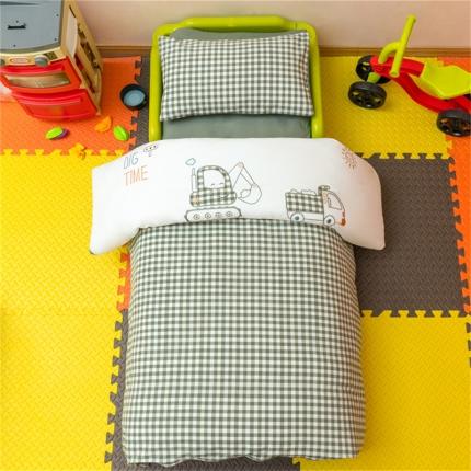 91家纺网 家纺一手货源 找家纺 心卓 2023新款全棉水洗棉幼儿园多件套儿童三件套 工程车-绿格