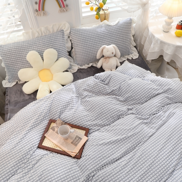 91家纺网 家纺一手货源 找家纺 慕澄 2022新款牛奶绒剪花荷叶边四件套实拍图 可可蓝