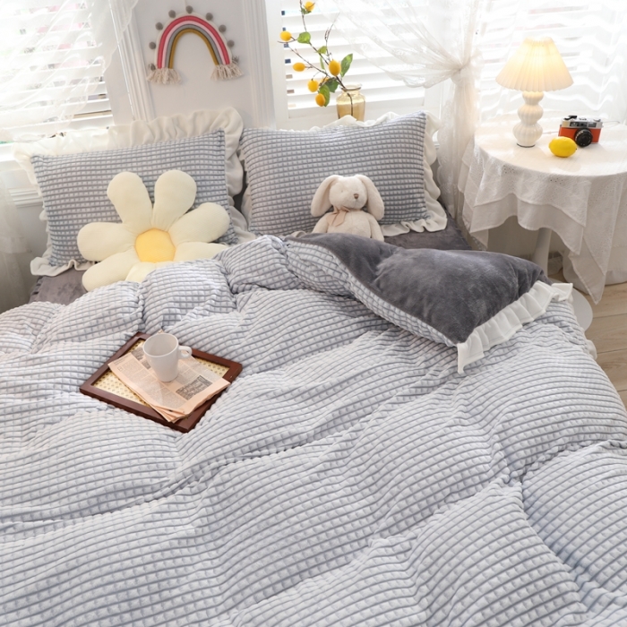 91家纺网 家纺一手货源 找家纺 慕澄 2022新款牛奶绒剪花荷叶边四件套实拍图 可可蓝