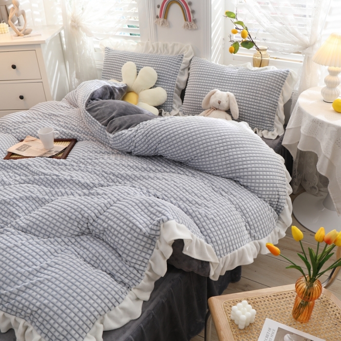 91家纺网 家纺一手货源 找家纺 慕澄 2022新款牛奶绒剪花荷叶边四件套实拍图 可可蓝