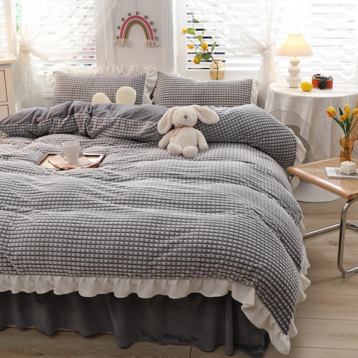 91家纺网 家纺一手货源 找家纺 慕澄 2022新款牛奶绒剪花荷叶边四件套实拍图 浪漫灰