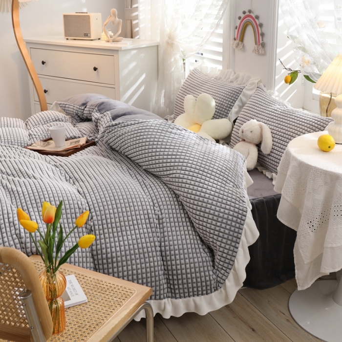 91家纺网 家纺一手货源 找家纺 慕澄 2022新款牛奶绒剪花荷叶边四件套实拍图 浪漫灰