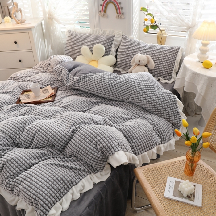 91家纺网 家纺一手货源 找家纺 慕澄 2022新款牛奶绒剪花荷叶边四件套实拍图 浪漫灰