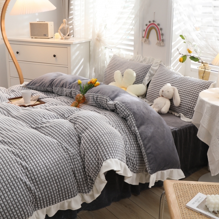 91家纺网 家纺一手货源 找家纺 慕澄 2022新款牛奶绒剪花荷叶边四件套实拍图 浪漫灰