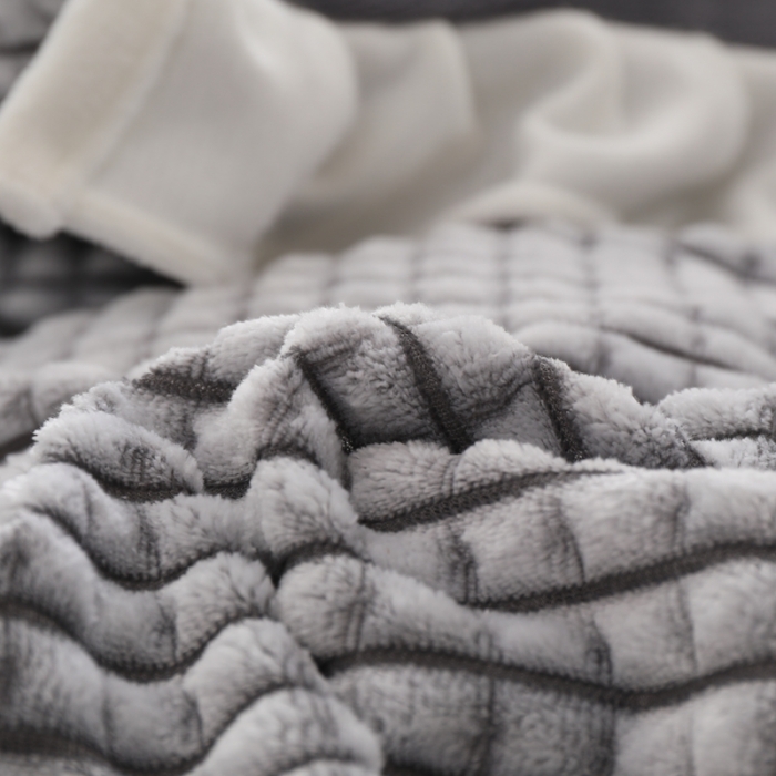 91家纺网 家纺一手货源 找家纺 慕澄 2022新款牛奶绒剪花荷叶边四件套实拍图 浪漫灰