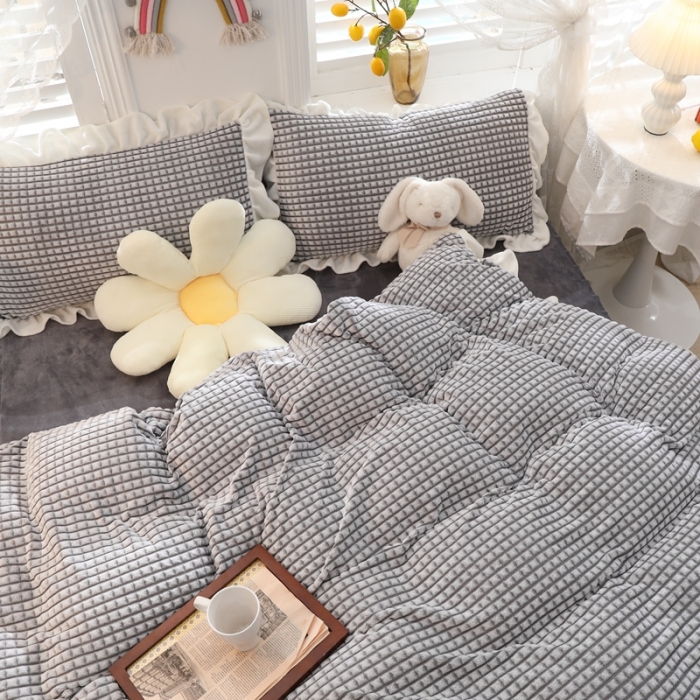 91家纺网 家纺一手货源 找家纺 慕澄 2022新款牛奶绒剪花荷叶边四件套实拍图 浪漫灰