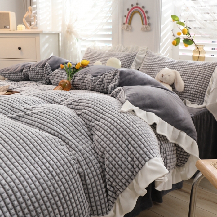 91家纺网 家纺一手货源 找家纺 慕澄 2022新款牛奶绒剪花荷叶边四件套实拍图 浪漫灰