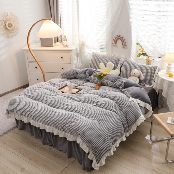 91家纺网 家纺一手货源 找家纺 慕澄 2022新款牛奶绒剪花荷叶边四件套实拍图 浪漫灰