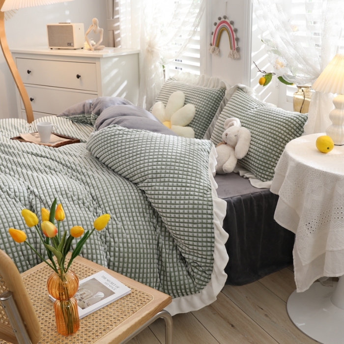 91家纺网 家纺一手货源 找家纺 慕澄 2022新款牛奶绒剪花荷叶边四件套实拍图 奶茶绿