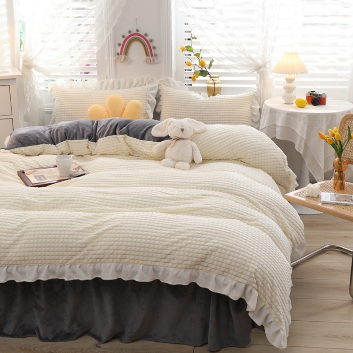 91家纺网 家纺一手货源 找家纺 慕澄 2022新款牛奶绒剪花荷叶边四件套实拍图 奶油白