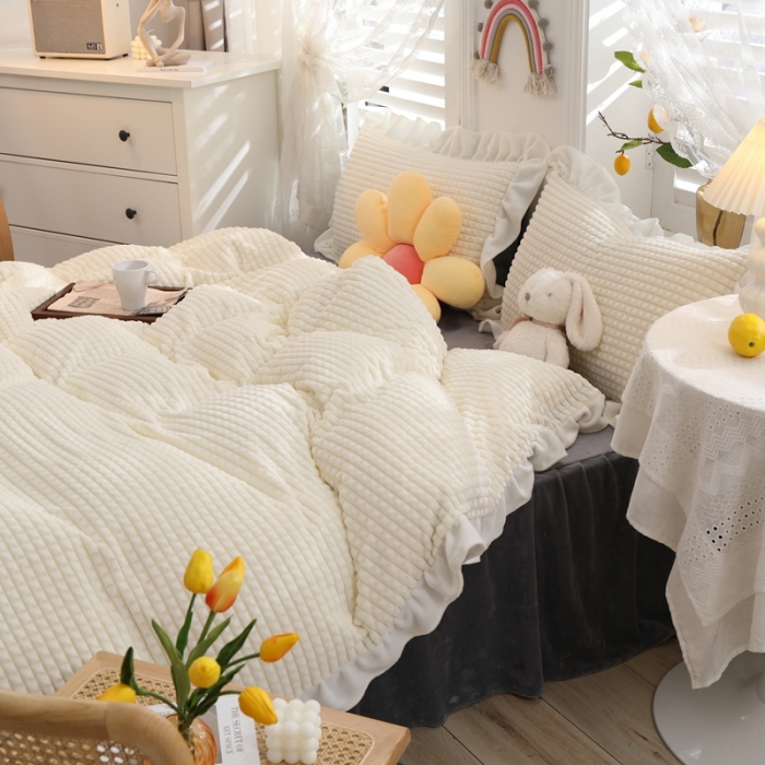 91家纺网 家纺一手货源 找家纺 慕澄 2022新款牛奶绒剪花荷叶边四件套实拍图 奶油白