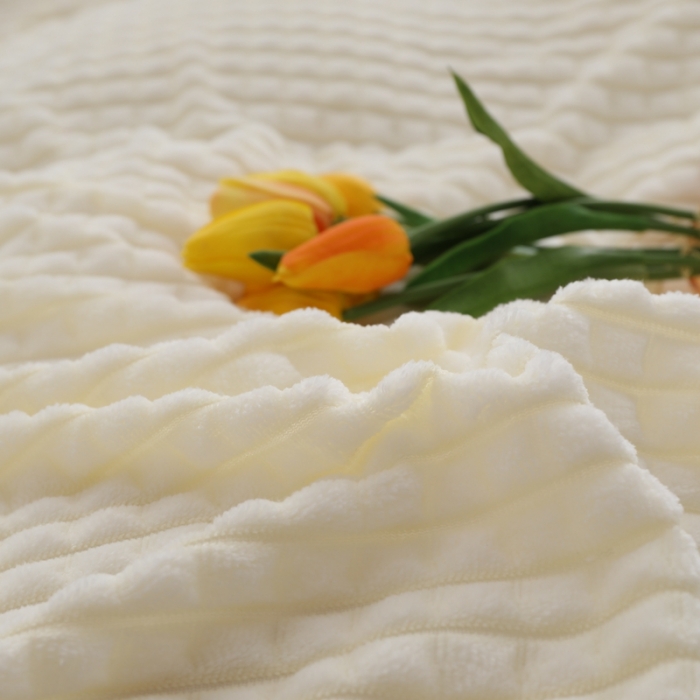 91家纺网 家纺一手货源 找家纺 慕澄 2022新款牛奶绒剪花荷叶边四件套实拍图 奶油白