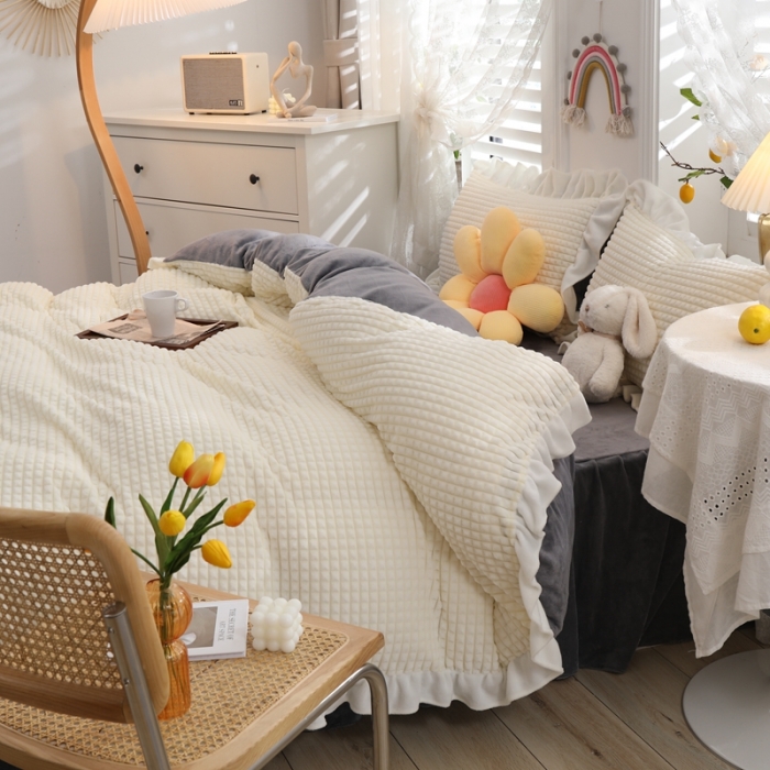 91家纺网 家纺一手货源 找家纺 慕澄 2022新款牛奶绒剪花荷叶边四件套实拍图 奶油白