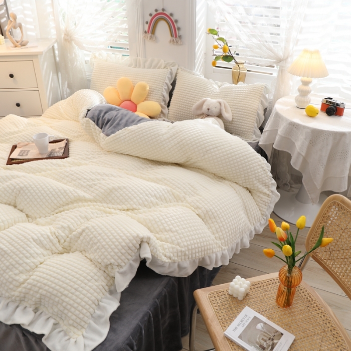 91家纺网 家纺一手货源 找家纺 慕澄 2022新款牛奶绒剪花荷叶边四件套实拍图 奶油白