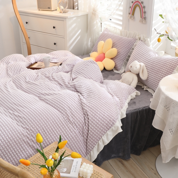 91家纺网 家纺一手货源 找家纺 慕澄 2022新款牛奶绒剪花荷叶边四件套实拍图 葡萄紫