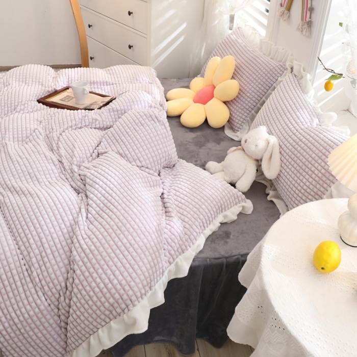 91家纺网 家纺一手货源 找家纺 慕澄 2022新款牛奶绒剪花荷叶边四件套实拍图 葡萄紫