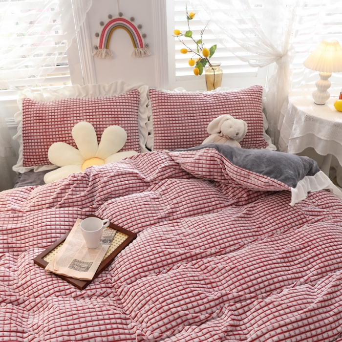 91家纺网 家纺一手货源 找家纺 慕澄 2022新款牛奶绒剪花荷叶边四件套实拍图 桃桃红