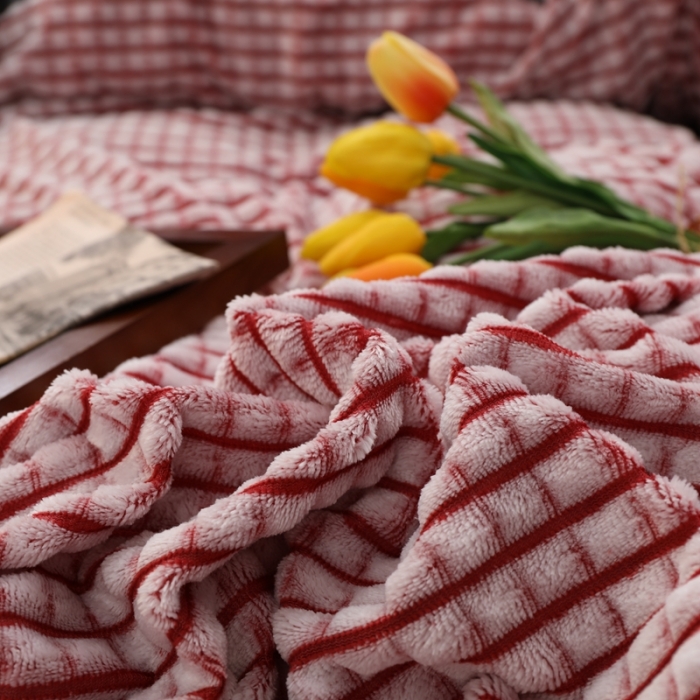 91家纺网 家纺一手货源 找家纺 慕澄 2022新款牛奶绒剪花荷叶边四件套实拍图 桃桃红