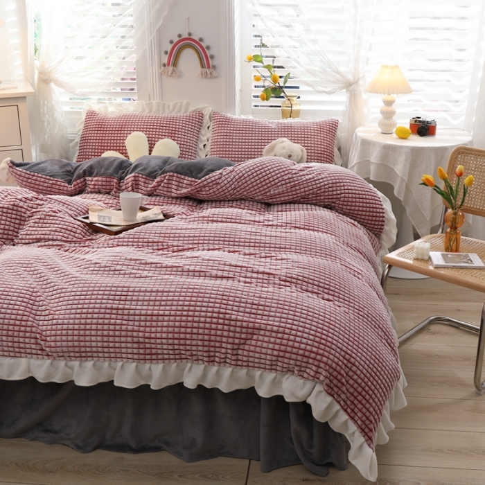 91家纺网 家纺一手货源 找家纺 慕澄 2022新款牛奶绒剪花荷叶边四件套实拍图 桃桃红