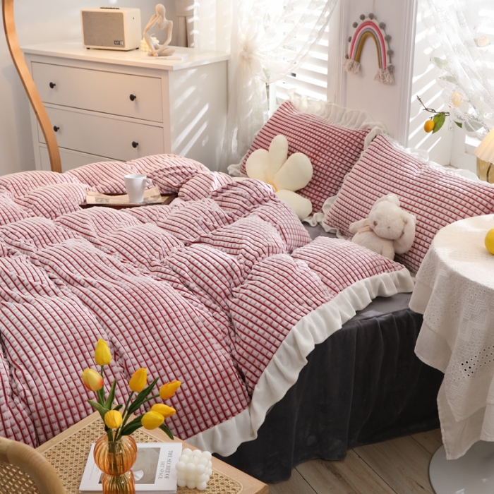 91家纺网 家纺一手货源 找家纺 慕澄 2022新款牛奶绒剪花荷叶边四件套实拍图 桃桃红