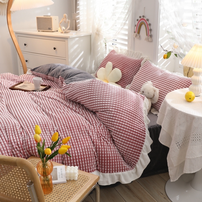 91家纺网 家纺一手货源 找家纺 慕澄 2022新款牛奶绒剪花荷叶边四件套实拍图 桃桃红