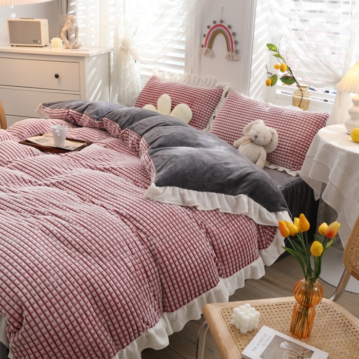 91家纺网 家纺一手货源 找家纺 慕澄 2022新款牛奶绒剪花荷叶边四件套实拍图 桃桃红