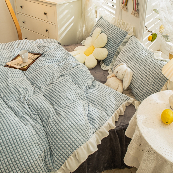 91家纺网 家纺一手货源 找家纺 慕澄 2022牛奶绒剪花绒荷叶边四件套暖光效果图 可可蓝