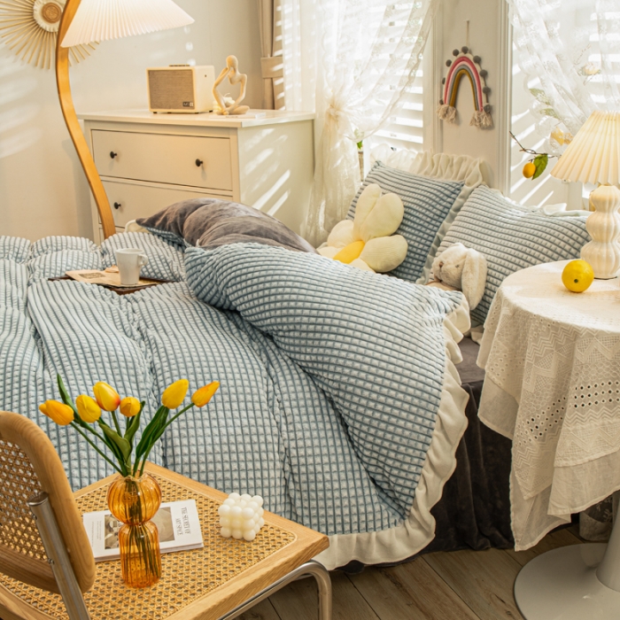 91家纺网 家纺一手货源 找家纺 慕澄 2022牛奶绒剪花绒荷叶边四件套暖光效果图 可可蓝