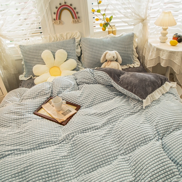 91家纺网 家纺一手货源 找家纺 慕澄 2022牛奶绒剪花绒荷叶边四件套暖光效果图 可可蓝