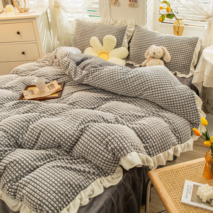 91家纺网 家纺一手货源 找家纺 慕澄 2022牛奶绒剪花绒荷叶边四件套暖光效果图 浪漫灰