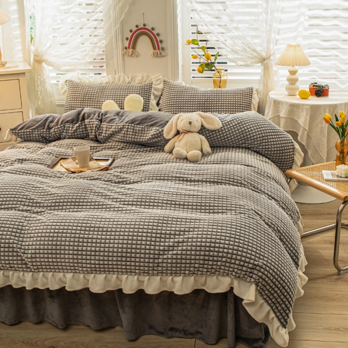 91家纺网 家纺一手货源 找家纺 慕澄 2022牛奶绒剪花绒荷叶边四件套暖光效果图 浪漫灰