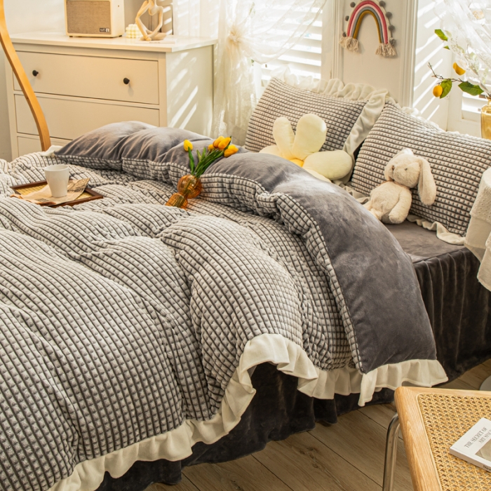 91家纺网 家纺一手货源 找家纺 慕澄 2022牛奶绒剪花绒荷叶边四件套暖光效果图 浪漫灰