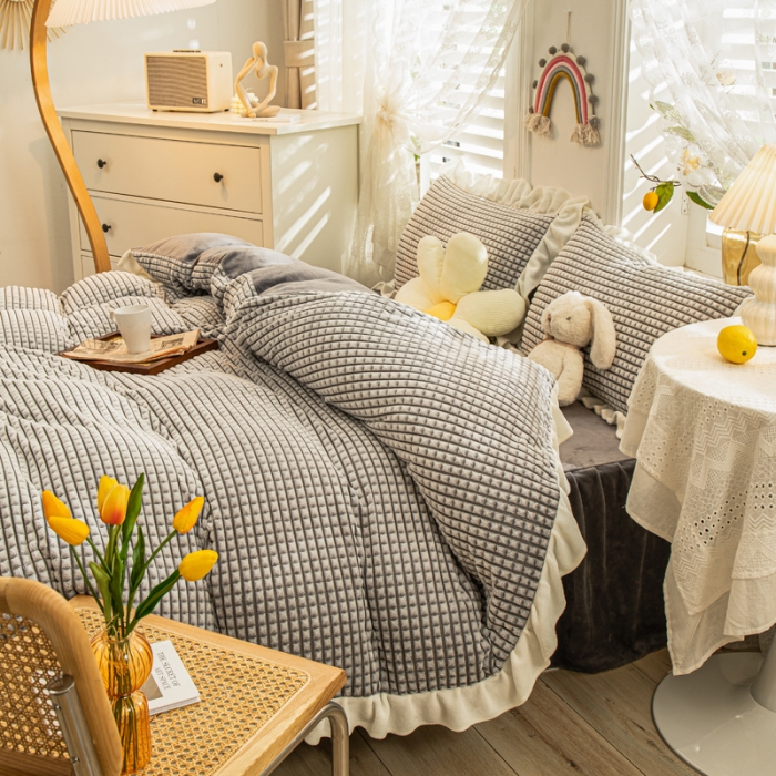 91家纺网 家纺一手货源 找家纺 慕澄 2022牛奶绒剪花绒荷叶边四件套暖光效果图 浪漫灰