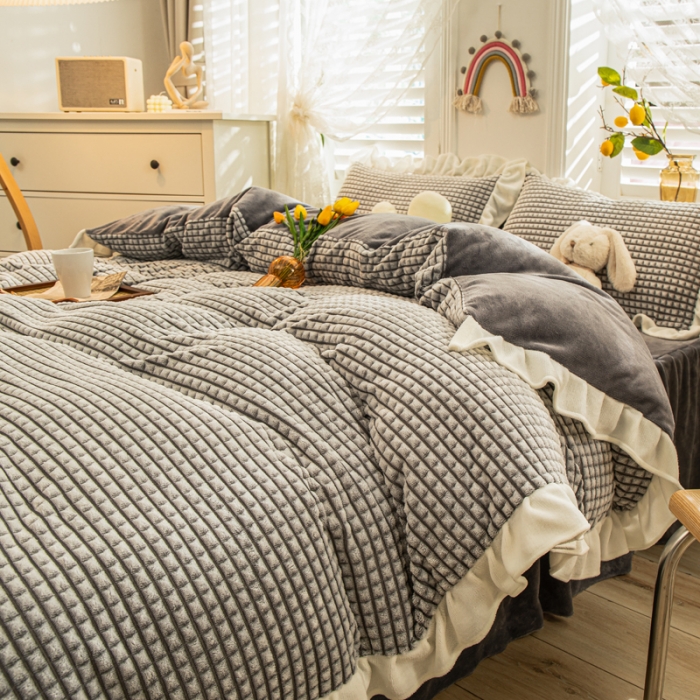 91家纺网 家纺一手货源 找家纺 慕澄 2022牛奶绒剪花绒荷叶边四件套暖光效果图 浪漫灰