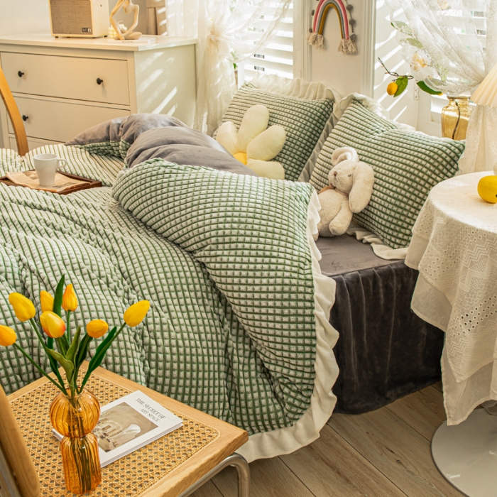 91家纺网 家纺一手货源 找家纺 慕澄 2022牛奶绒剪花绒荷叶边四件套暖光效果图 奶茶绿