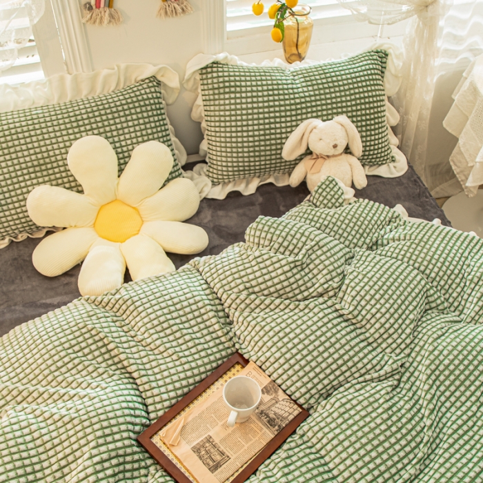 91家纺网 家纺一手货源 找家纺 慕澄 2022牛奶绒剪花绒荷叶边四件套暖光效果图 奶茶绿