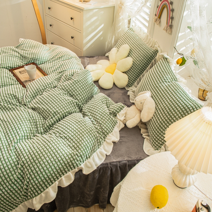 91家纺网 家纺一手货源 找家纺 慕澄 2022牛奶绒剪花绒荷叶边四件套暖光效果图 奶茶绿