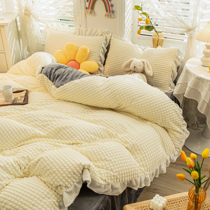 91家纺网 家纺一手货源 找家纺 慕澄 2022牛奶绒剪花绒荷叶边四件套暖光效果图 奶油白